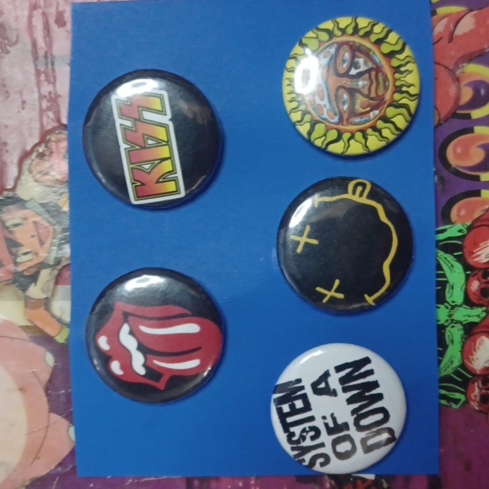 ✨️4/$10✨️1-inch 5pc button pin set. Band pins
